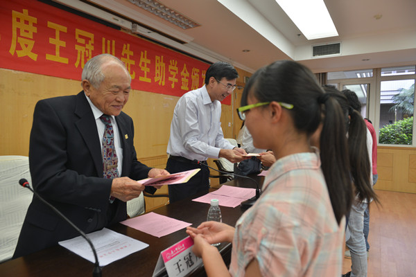 王冠川先生与校领导一起为获助学金的同学颁发助学                    </div></div>
                                <!--新闻内容结束-->

                                <div class=