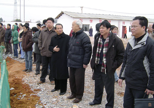 原自治区政协副主席贺祥麟与出版社党员到雁山校区考察。