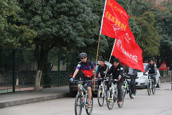 自行车协会同学环游校园宣传雷锋精神