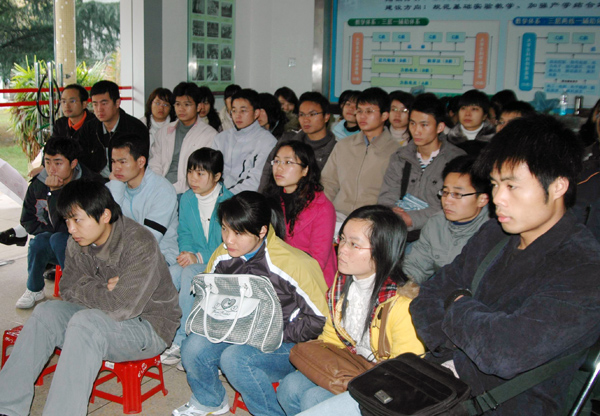 物理科学与技术学院学生们在学院实验楼大厅认真收看大会开幕的现场                    </div></div>
                                <!--新闻内容结束-->

                                <div class=
