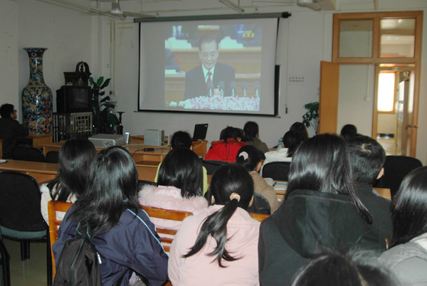 生命科学学院师生在学院二楼会议室关注大会开幕盛况。