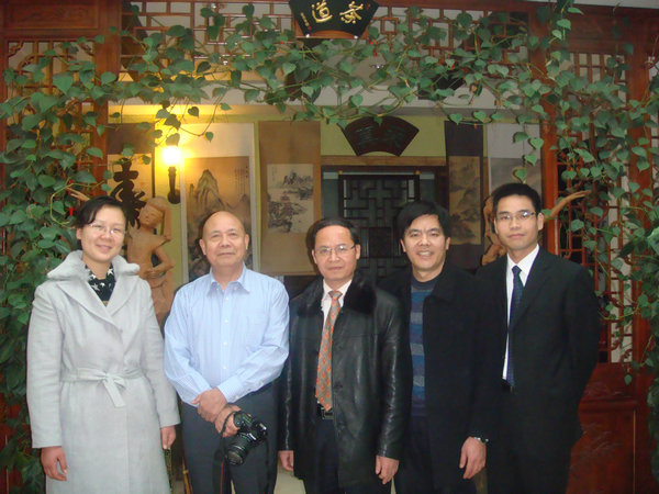 “桂商研究团队”代表与旅加桂林籍商人（左二）合影