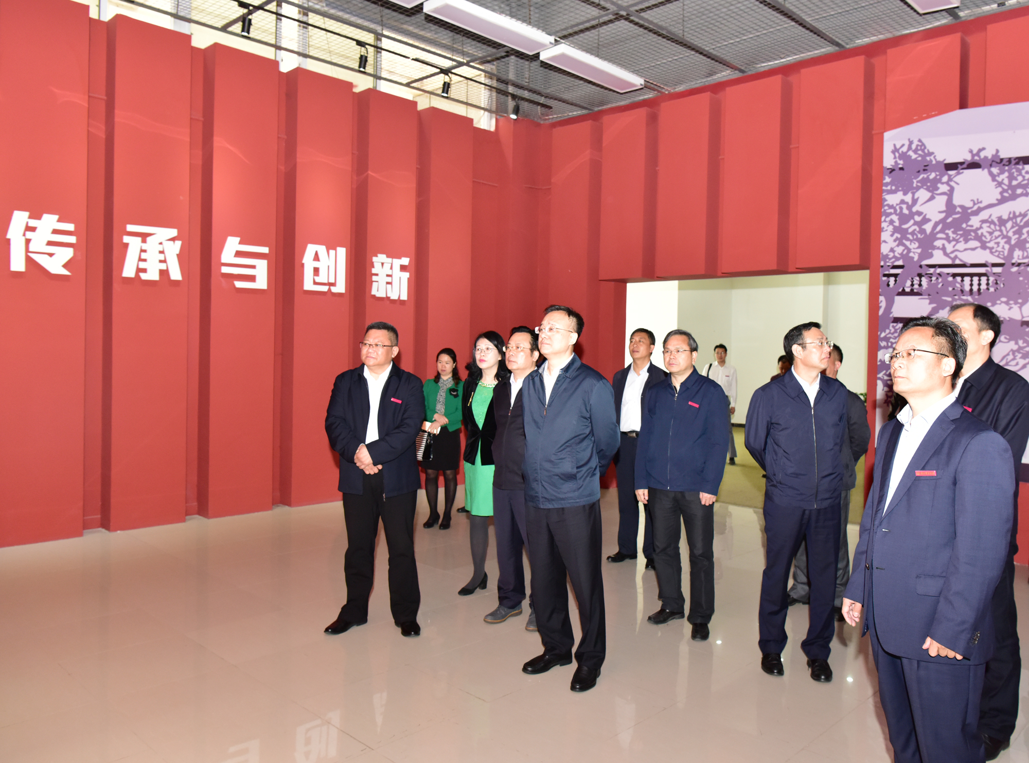 参观学校办学成就展0099.jpg