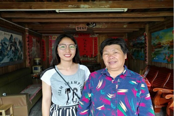 调研小组成员与被采访者合影.jpg