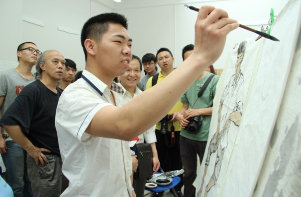 聋哑学校学生参观美术学院课堂并作画