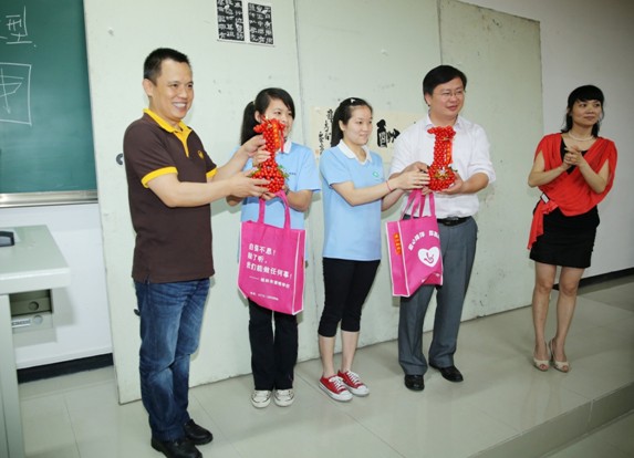 聋哑学校学生为美术学院送上手工制品