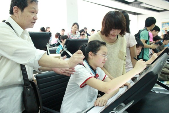 聋哑学校学生参观美术学院教学设施