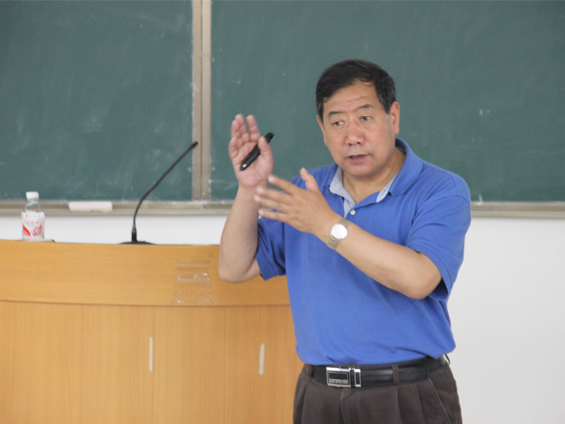 杨改学教授在作学术报告