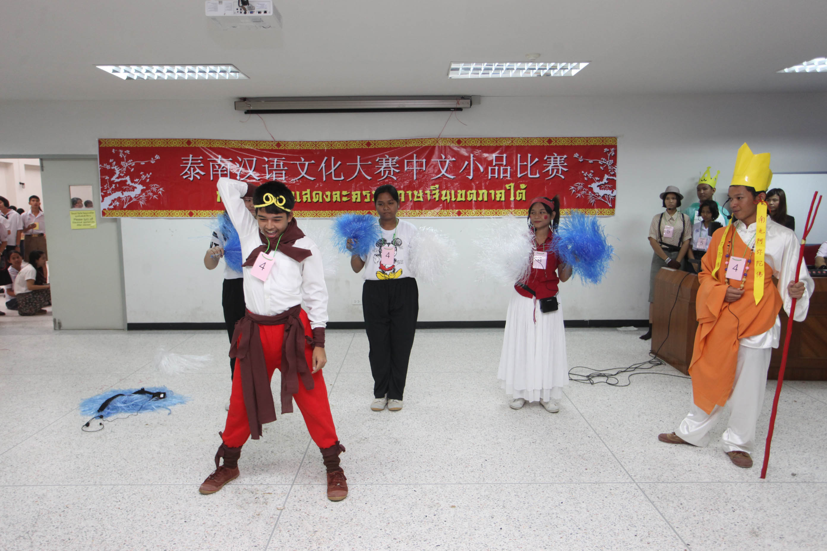 选手们用中文表演小                    </div></div>
                                <!--新闻内容结束-->

                                <div class=