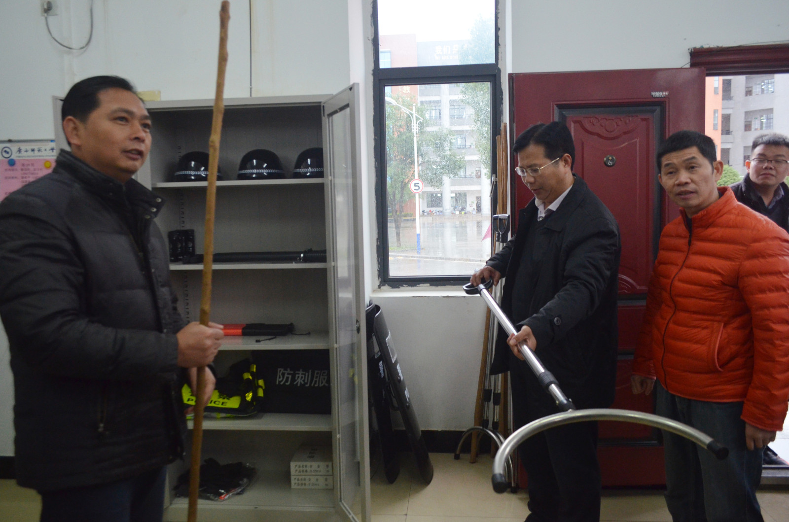 3检查二附中门口警卫器材配备情况0.jpg