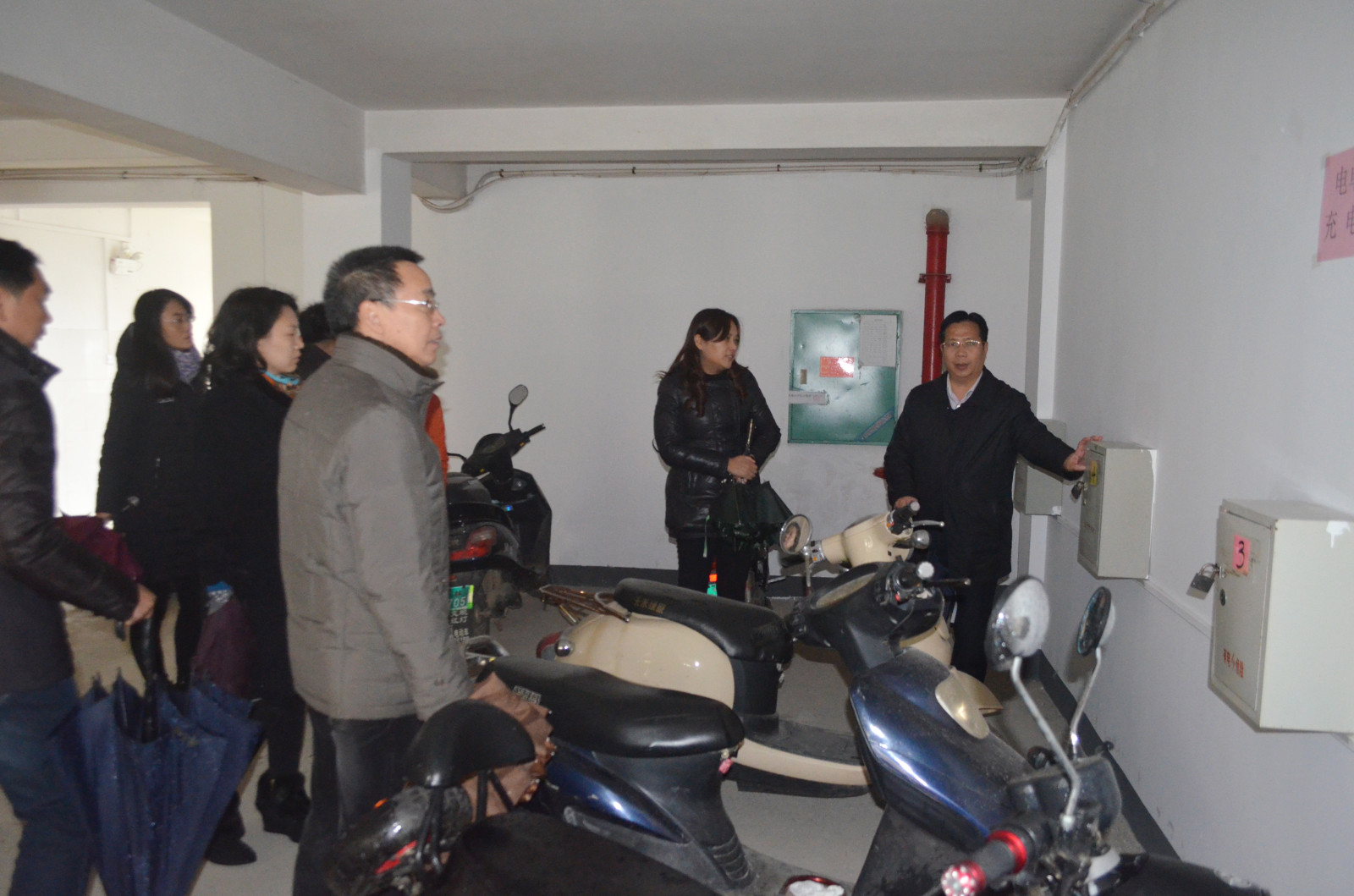 1雁山学生公寓 电动车充电处检查用电安全.jpg