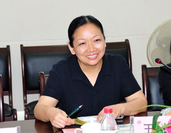 座谈会上,王枬书记与对方交流工作经验