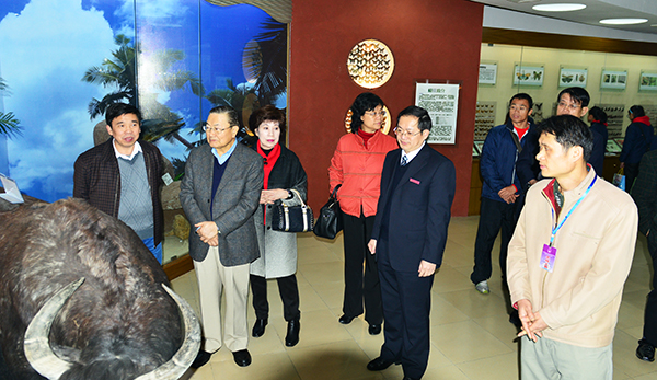 参访团一行参观我校生物多样性标本馆