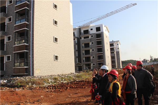 购房户代表实地参观商品房建设情况（李华铭摄）