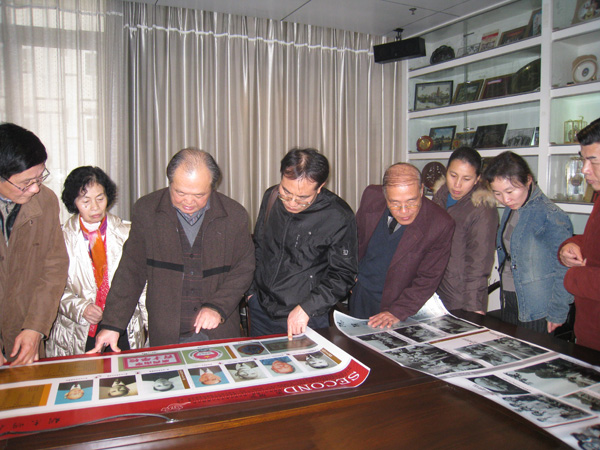 武高潘校友和黄铮教授在查看越南学校纪念馆即将展出的照片