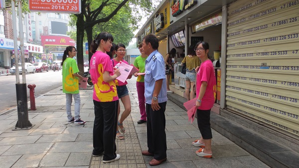 青马学员向城市管理叔叔宣讲“中国梦”