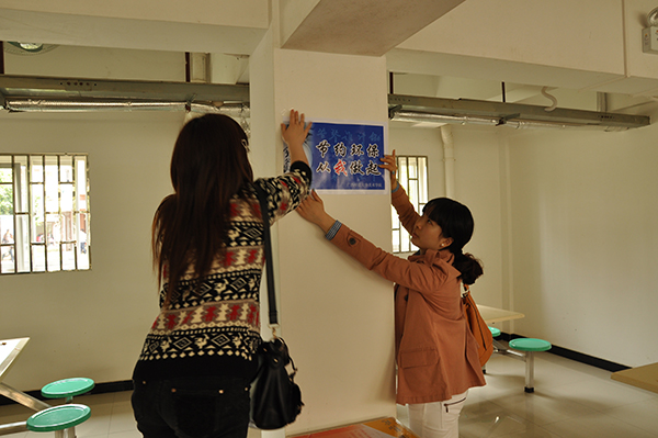 在学校食堂进行环保宣传