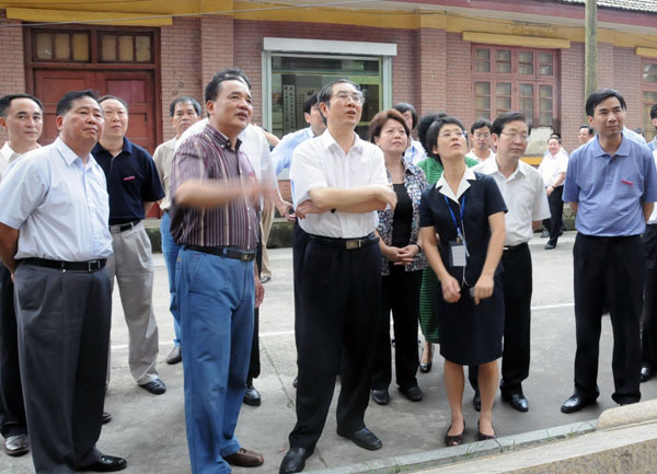 马飚主席(中)在听取我校唐凌教授对乾隆碑的介绍。
