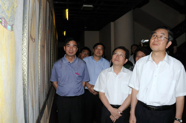 马飚主席(右一)在王城校区参观考察。