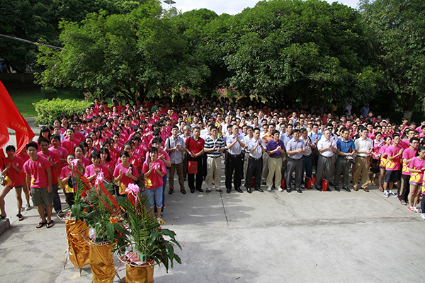 师生共贺化学与药学学院揭牌