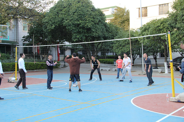 法学院老师与福利院员工们进行气排球友谊赛
