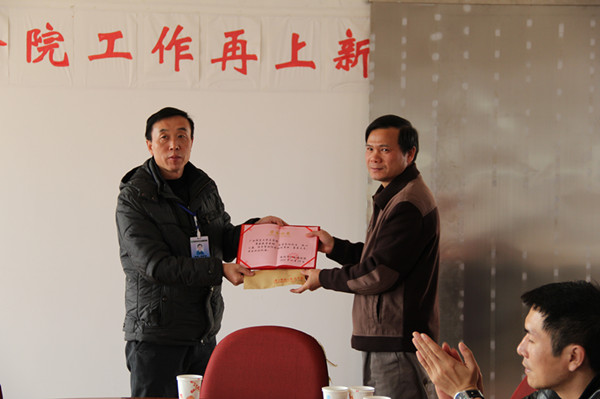 福利院给学院颁发捐赠证书