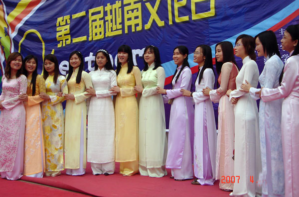 歌颂中越两国人民友谊的歌曲《越南—中国》拉开本届越南文化日活动的帷幕。