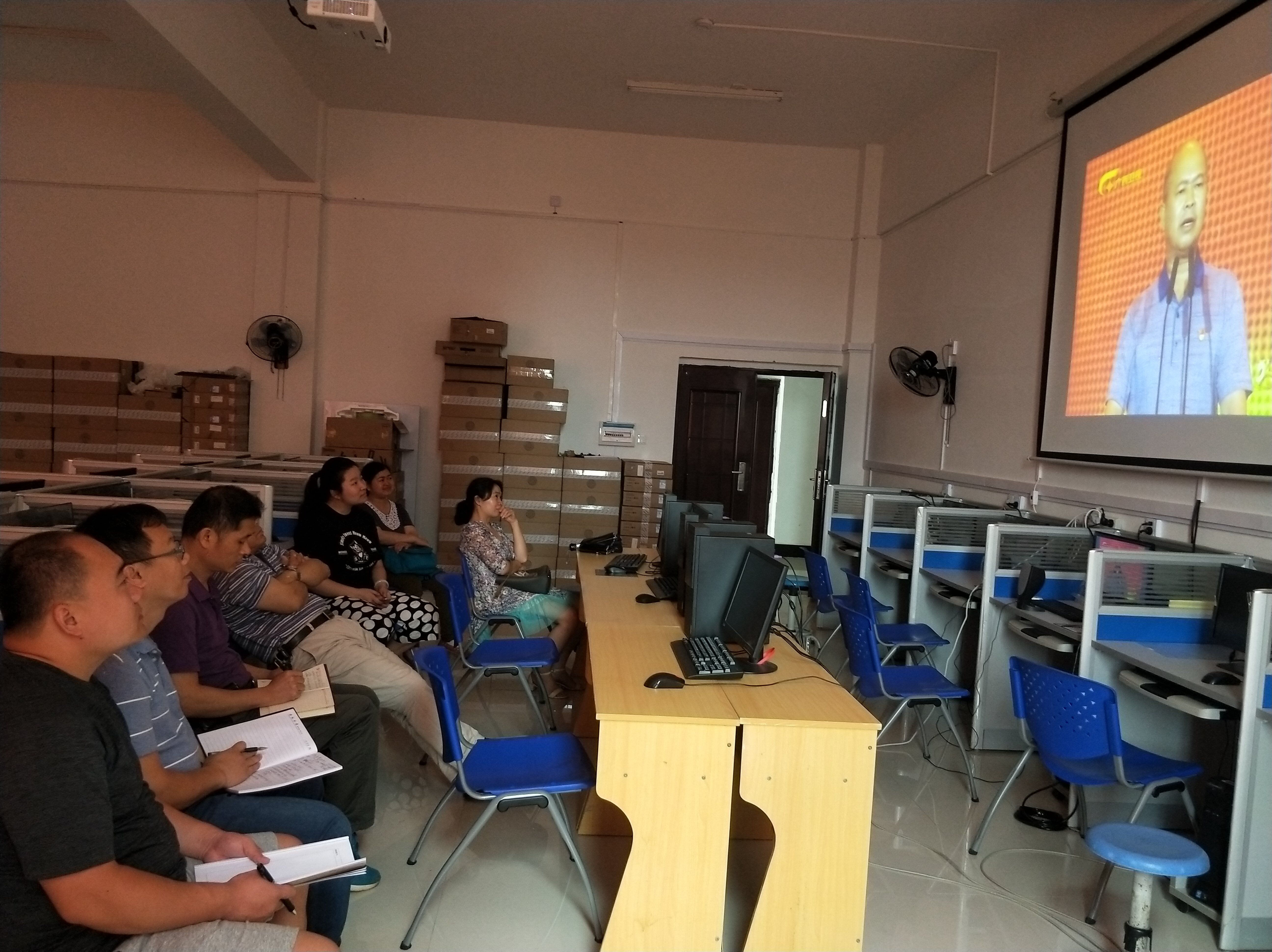 3.生命科学学院实验中心教职工集体观看报告会.jpg
