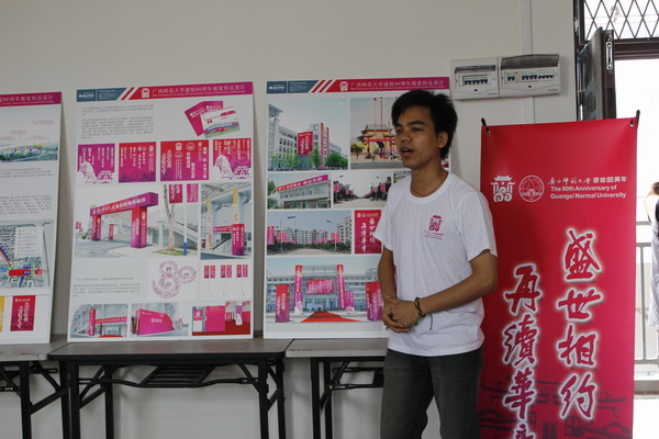校庆标识设计者之一邓仕清同学在介绍自己的作品