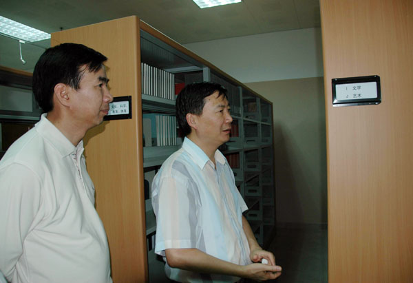 实地考察“人文强桂”建设工程重点研究基地的图书资料室。