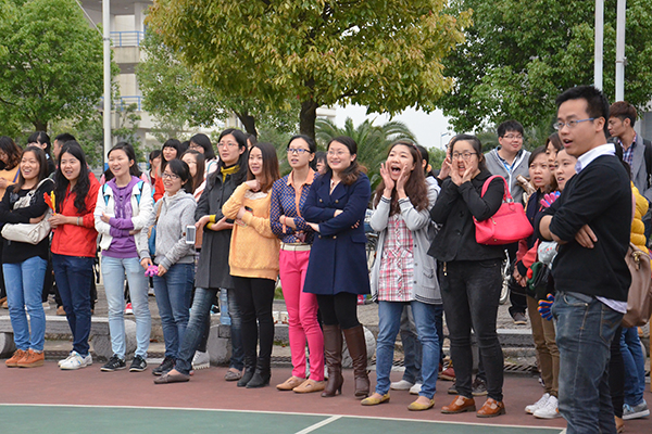 啦啦队在一旁呐喊助威