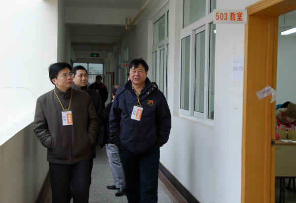 自治区招生考试院院长黄雄彪（左）和副院长郭朝东（右）在巡视考场。