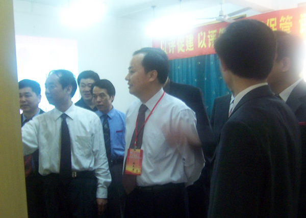 韩长日教授（前排左二）走访生科学院。