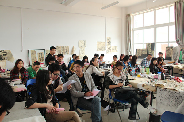 同学们学习讲话精神并展开热烈讨论