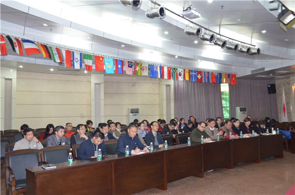 与会人员在交流现场办公会认真记录