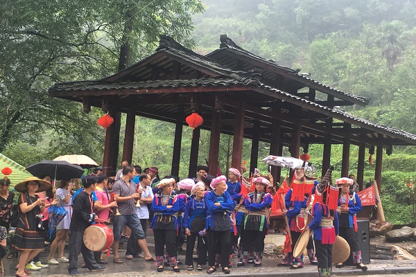 瑶寨村民准备演出祭祀盘王.jpg