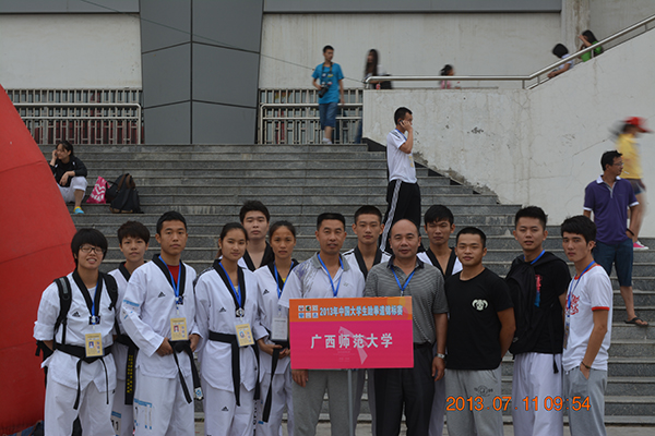 我校参赛代表队合影留念