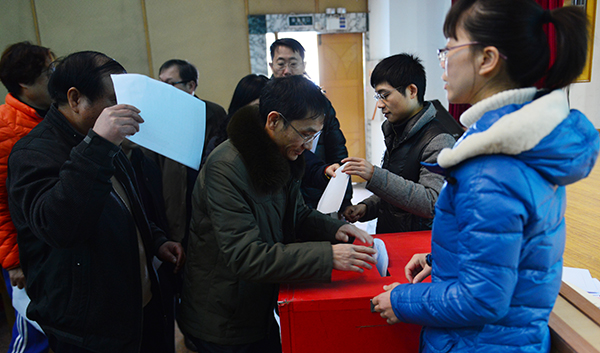 正在将测评表投放到投票箱里