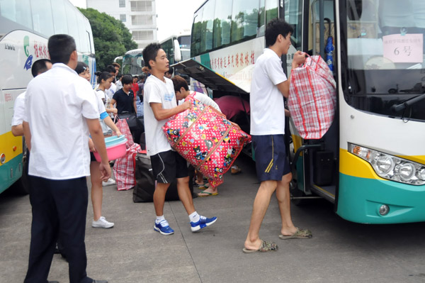 育才校区，同学们有秩序地组织搬运行李