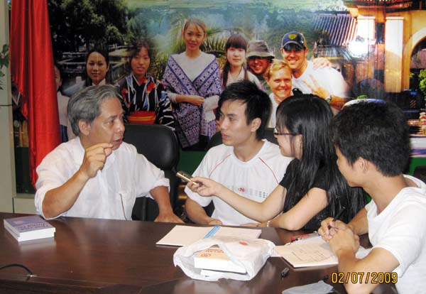 “口述历史”采访组专访越南校友。
