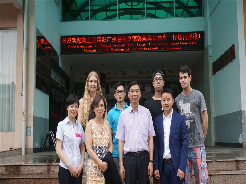 宾主双方及我校荷兰留学生代表合影留念
