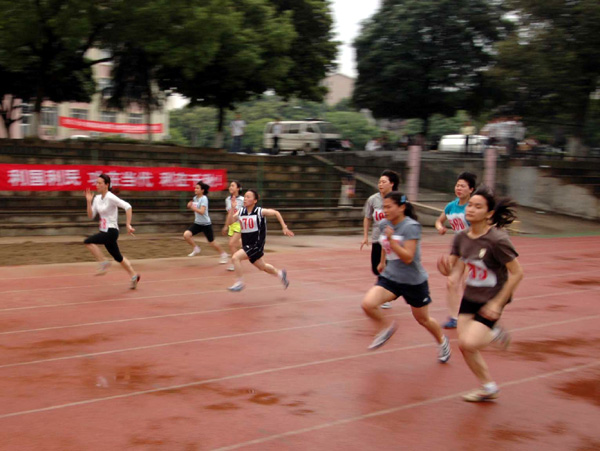 女子100米跑比赛瞬间。