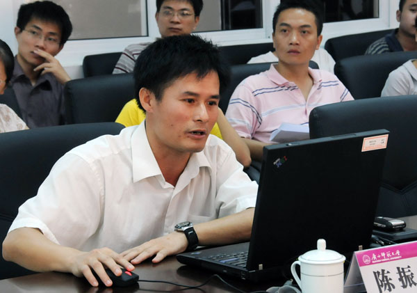 陈振锋教授在汇报项目情况。