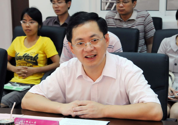 校党委唐仁郭副书记在结题会上向专家组简要介绍我校的科研工作情况。