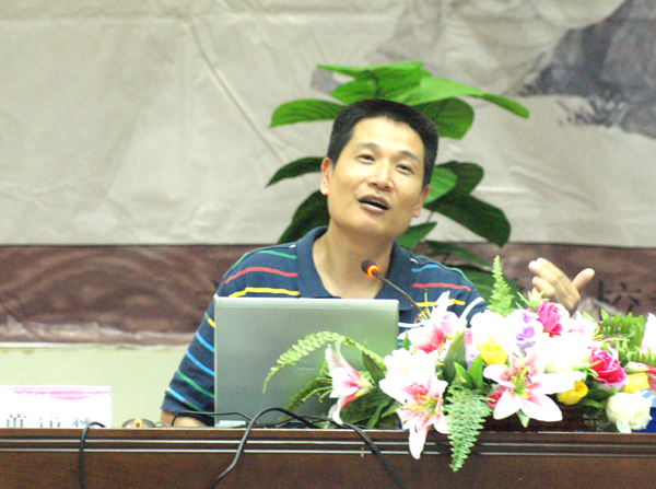 黄伟林教授在作讲座。