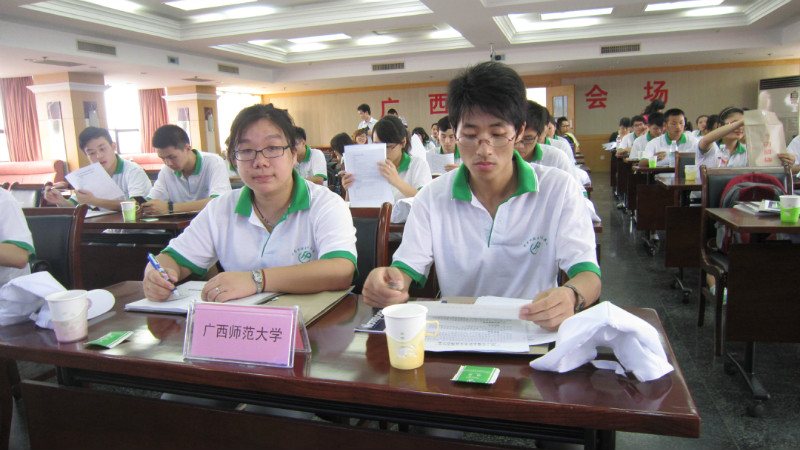 2012参加全国“关爱女孩”青年志愿者行动（右一）