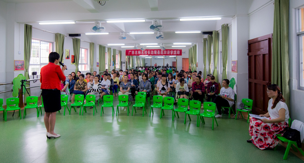 “小老鼠上楼梯”同课异构课后东兴市幼儿园陆园长与老师交流