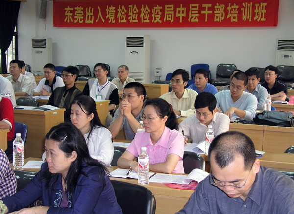 学员们在认真听课。