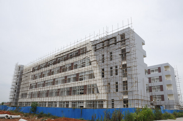 土建工程施工后期阶段的体育综合楼外景一瞥