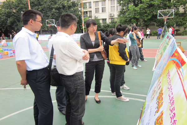 老师和同学们观看交通安全宣传展板（赖汉锦 摄）